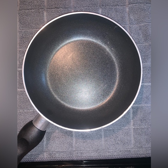 BLACK+DECKER 3 in 1 Toaster Oven & Random Kitchen Utensils - Picture 12 of 14